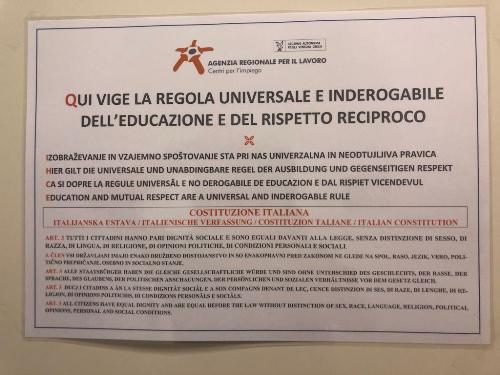 Il cartello appeso nel Centro per l'Impiego di Monfalcone